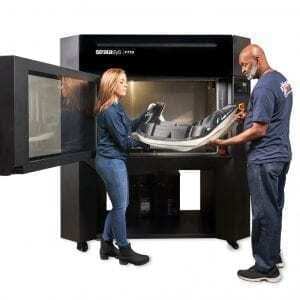 Impressora 3D Stratasys F770 - Duas pessoas segurando um protótipo