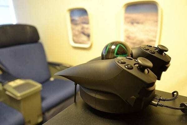 Equipamento de tratamento de fobia de avião. Composto por óculos de realidade e dois joysticks.