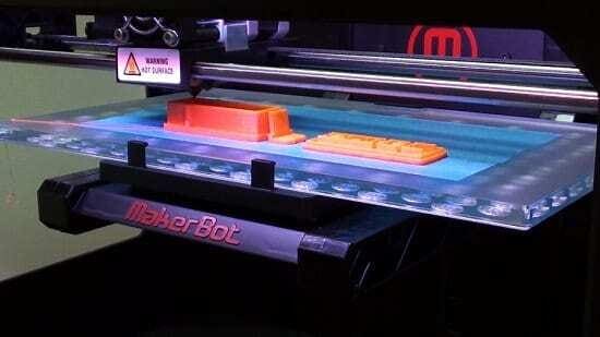 Impressora da Makerbot imprimindo projeto via FDM